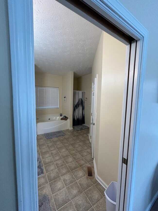 Building Photo - 2615 Rolling River Dr