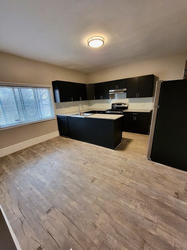 Building Photo - *** Renovated 3 Bedroom House * Mt. Washington * Spacious with Front and Back Patio * Enormous Ya...