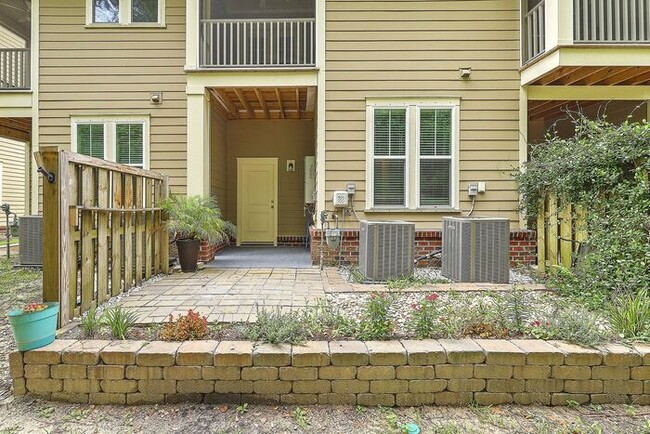 Building Photo - Spacious Mt. Pleasant Townhome!