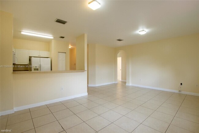 Building Photo - 3 br, 2 bath House - 1555 NE 33rd Rd # 113...