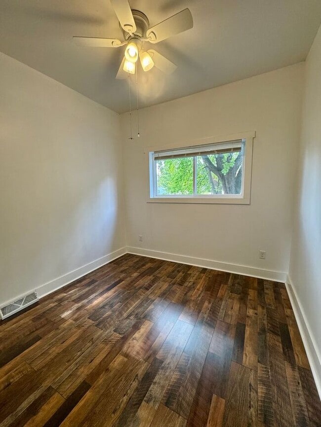 Building Photo - Remodeled 2 bedroom home-Three Oaks