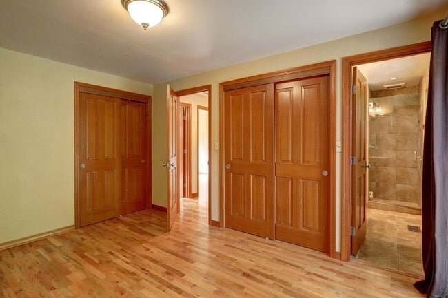 Building Photo - Welcome Home to Your Beautiful Oasis in Enatai!