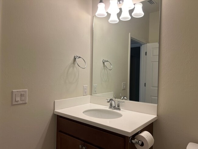 Building Photo - 2 bedroom, 2 bathroom attached villa home ...