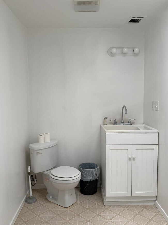 Building Photo - NEW LISTING!! 3 Bedroom 1.5 Bathroom House with Huge Yard, Central Heat & Air!