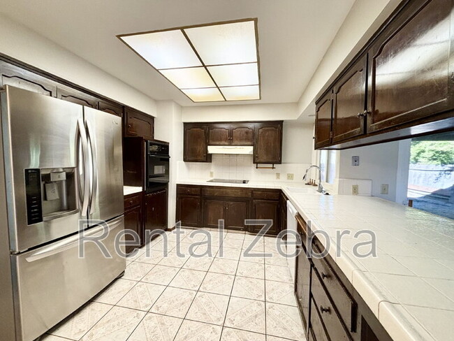 Building Photo - 3047 Bedford Dr