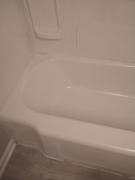 Building Photo - 502 E Lott Ave