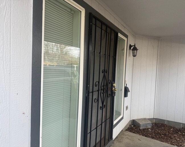 Building Photo - Lovely 3 bedroom, 2.5 bath home with laundry, near schools