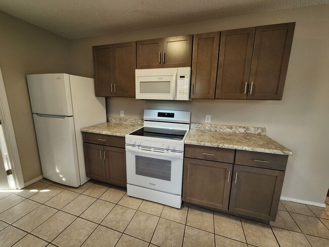 Building Photo - Spacious 3-Bedroom, 2-Bathroom Home AVAILA...