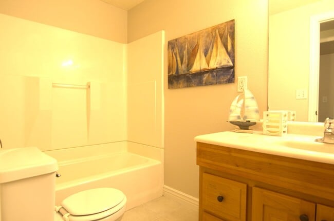 Building Photo - Large Family Home Ready for You!!