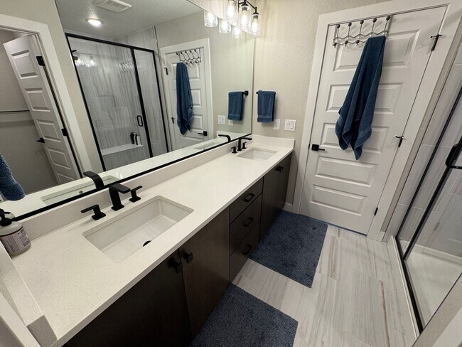 Building Photo - Modern 3-Bed, 2-Bath Townhome with Spaciou...