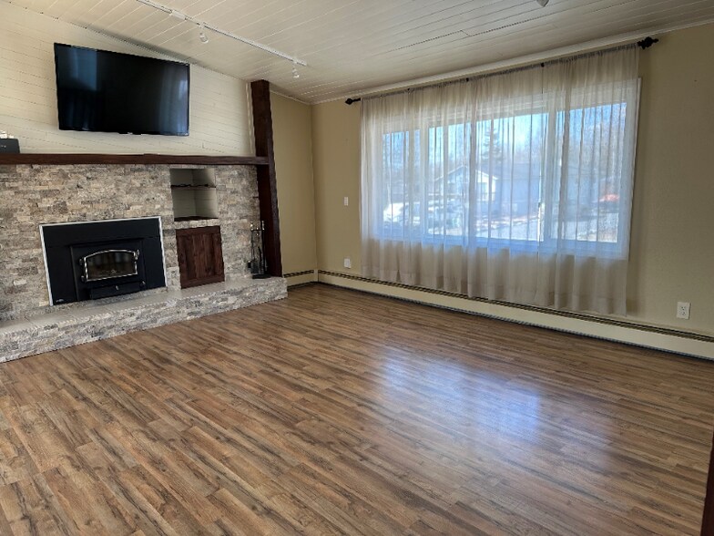 Building Photo - 17634 Meadow Creek Dr