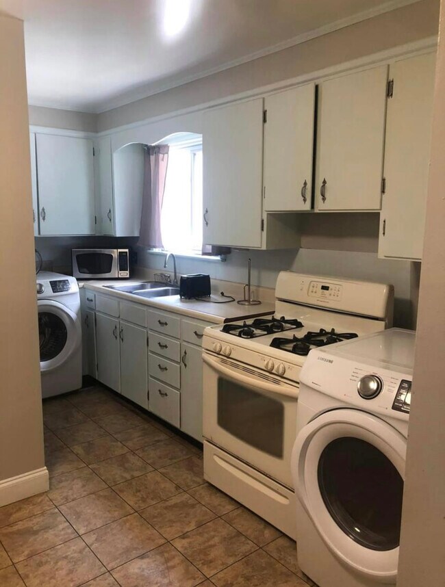 Building Photo - 126 Hudson St