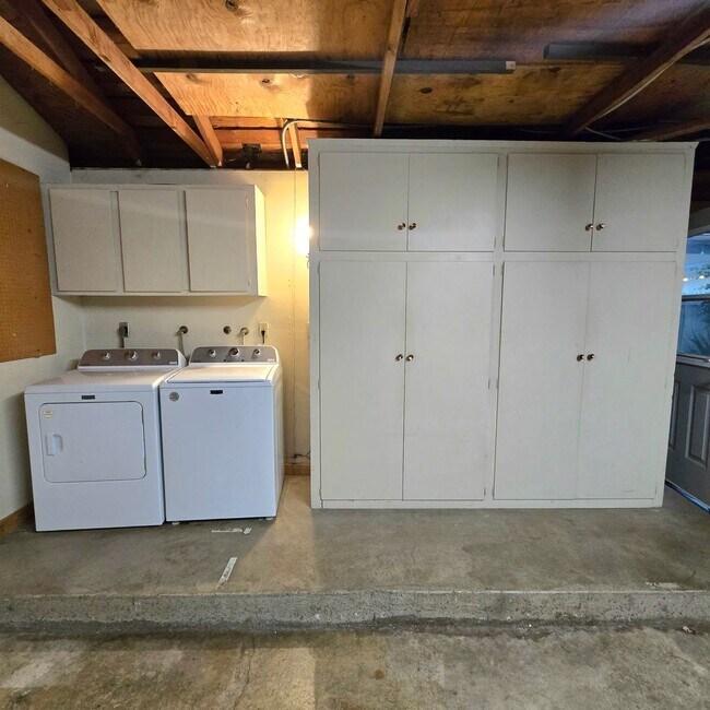 Building Photo - 2 bedroom with GARAGE in the HEART of Westlake Village!