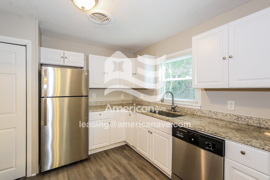 Building Photo - 743 Katherine St