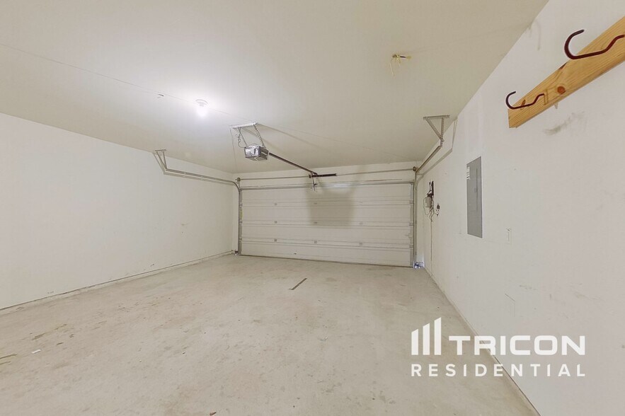 Building Photo - 881 Darst Dr