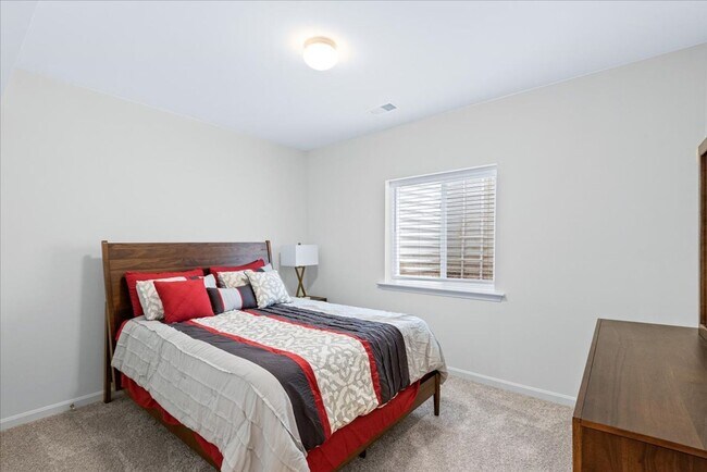 Building Photo - 8627 Fleetwood Dr