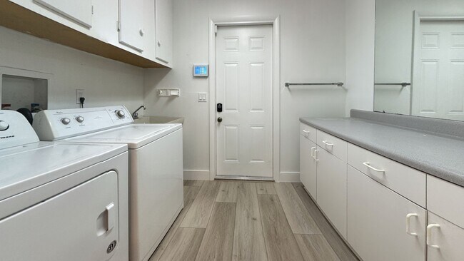 Building Photo - 2780 Landmark Dr