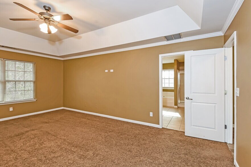 Building Photo - 327 Village Chase