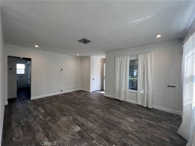 Building Photo - 2588 Genevieve St N