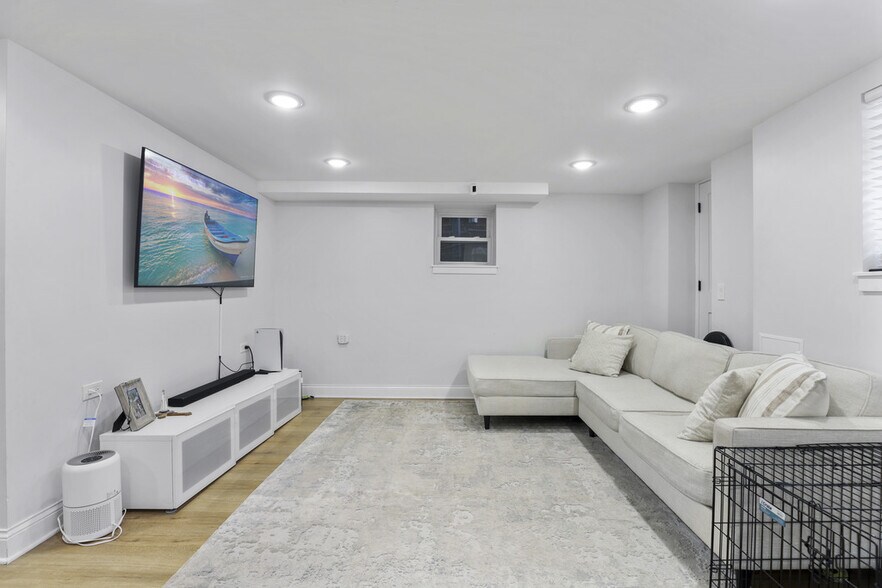 Building Photo - 520 N Ada St