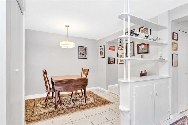 Building Photo - 7 Colonial Village Dr