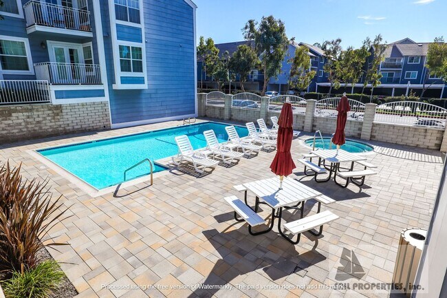 Building Photo - Gorgeous Remodeled Condo in Newport Beach!