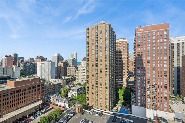 Building Photo - 1122 N Clark St
