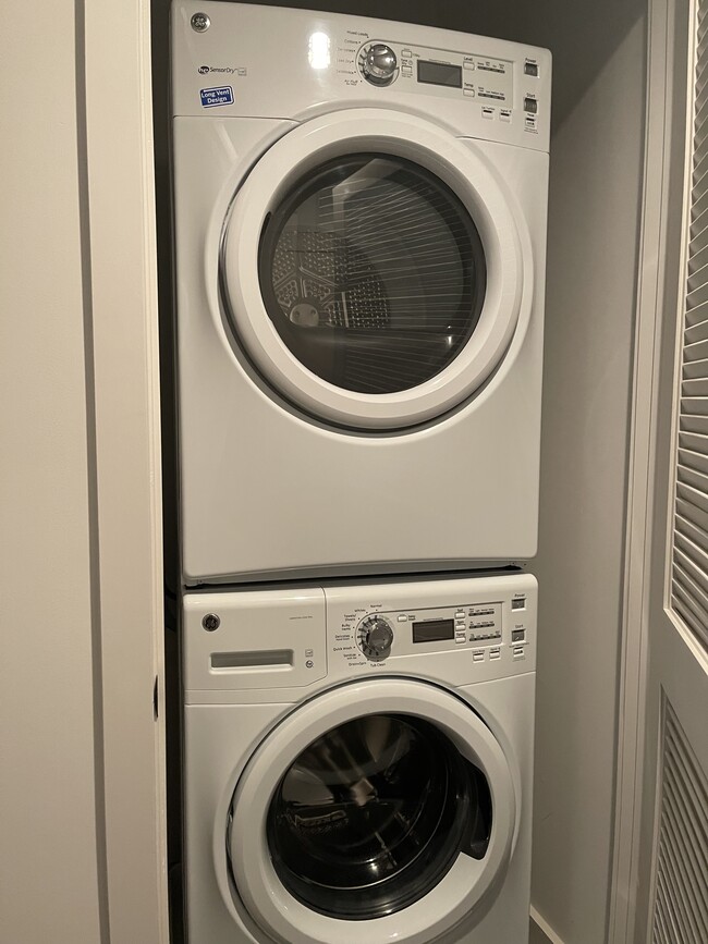 washer dryer - 70 N St SE