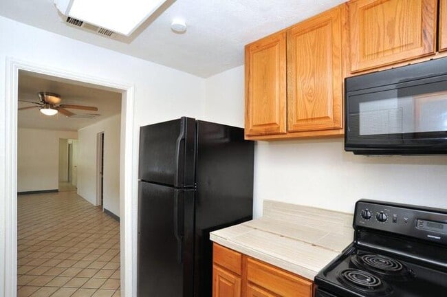 Building Photo - Cntrally Located 4 bedroom home