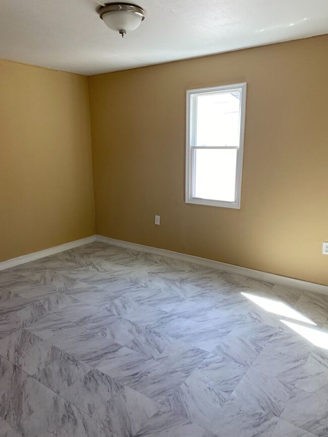 Building Photo - Single Family Home, Valley View School District, Gas heat, Private off Street Parking