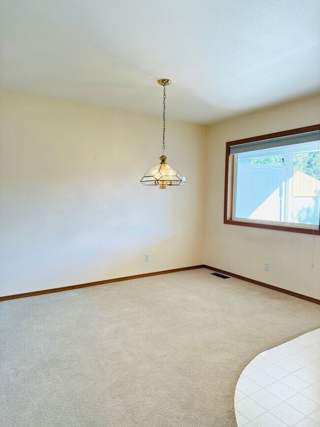 Building Photo - Cozy Home Feel, One Floor Living, Great Ba...