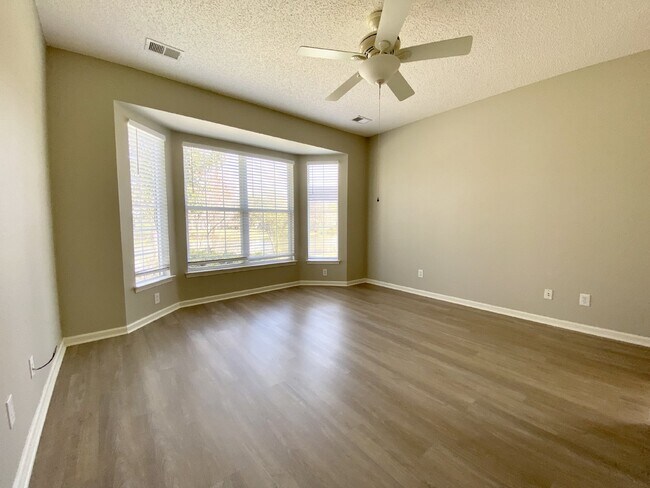 Building Photo - Beautiful Three Bedroom Home Sun City Home!