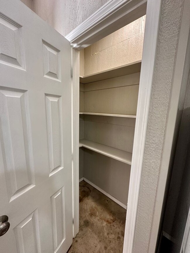 Building Photo - Shop house