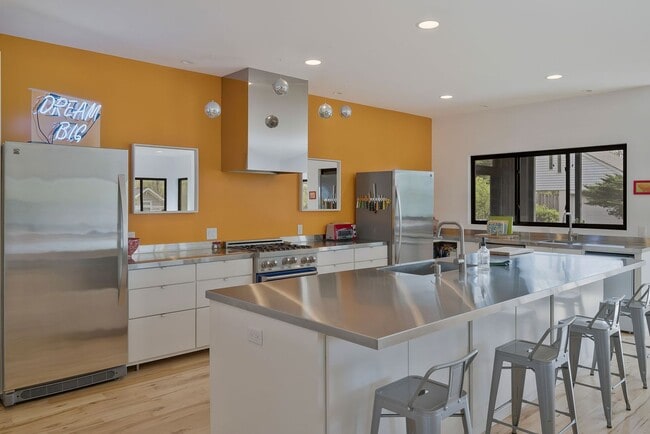 Building Photo - Custom-Built 4 Bed/ 2 Full + 2 Half Bath Modern Home at the base of Love Circle, Fully Furnished,...