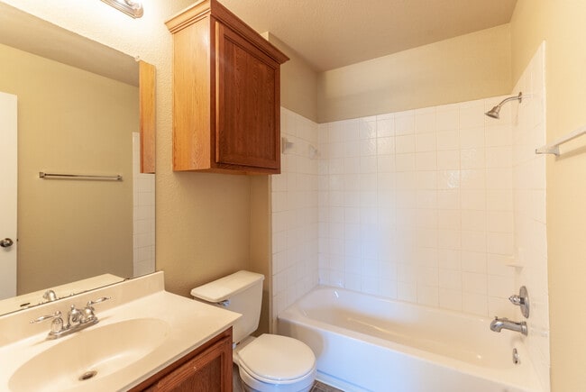 Building Photo - 3 Bedroom, 2 Bath, Single Story Home in Highland Park