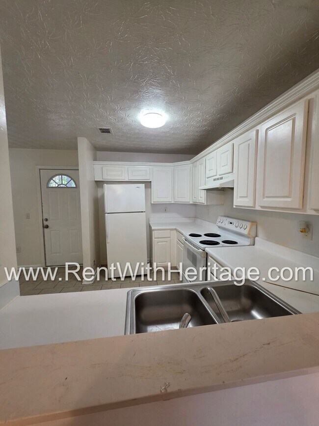 Building Photo - Awesome 3bd/ 2ba Townhome, Super Spacious,...