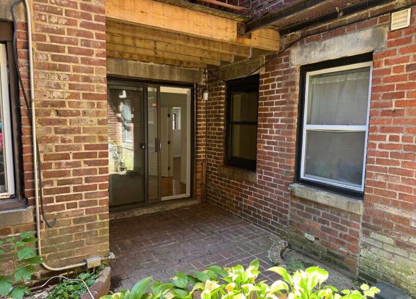 Building Photo - 390 Riverway