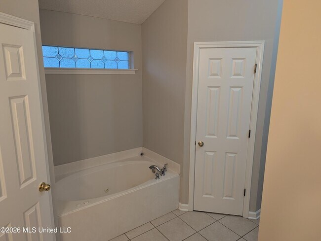 Building Photo - 947 Clubhouse Dr