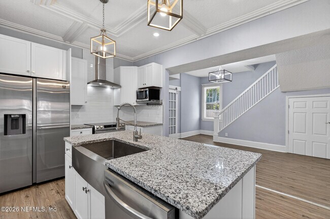 Building Photo - 310 W 10th St