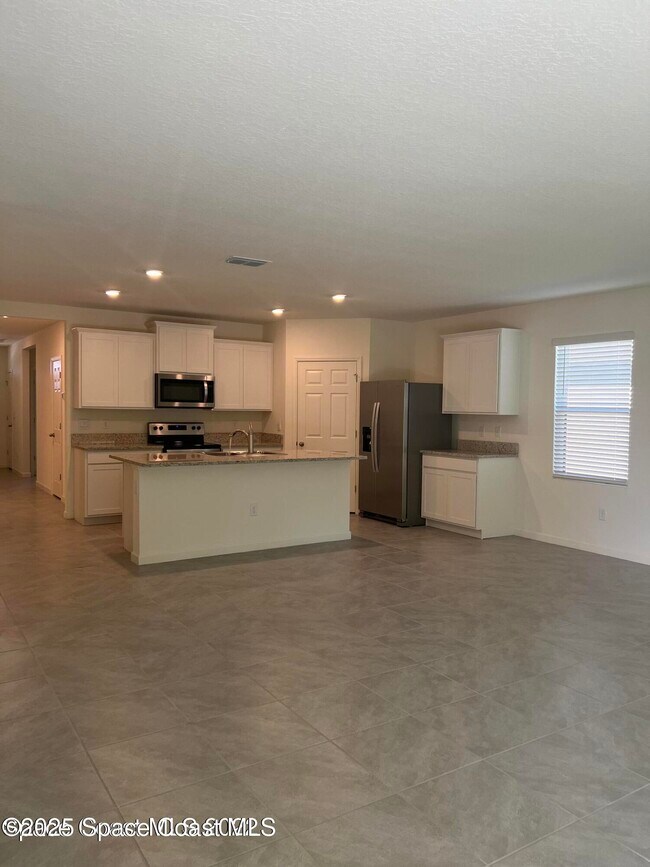 Building Photo - 7459 Tourmaline Dr