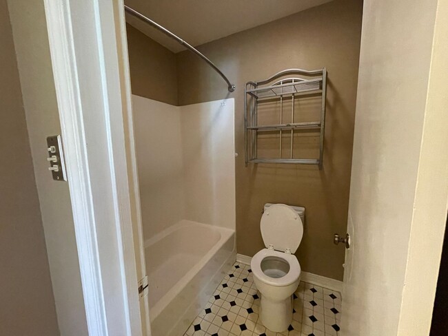 Building Photo - Townhome in Gated Community