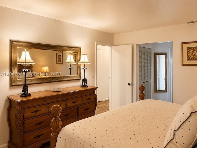 Building Photo - 4633 Vilabella Dr
