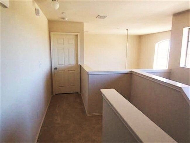 Building Photo - 3 Bed 2.5 Bath Townhome Located In The Vil...