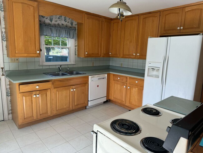 Building Photo - 5 Bedroom 2 Bathroom Home in Idyllic Neighborhood (CURRENTLY UNDER CONTRACT)