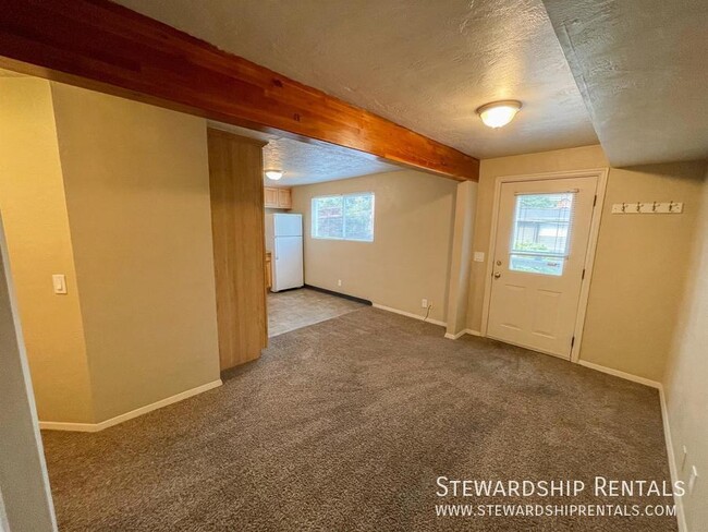 Building Photo - 2 Bd in Prime Campus Location!