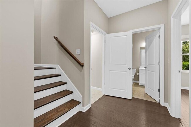 Building Photo - 331 Northaven Ave