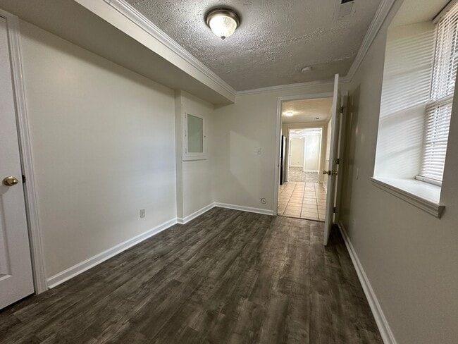 Building Photo - Freshly Updated 4 Bedroom Lower-Level Unit in Oak Ridge – Spacious & Move-In Ready