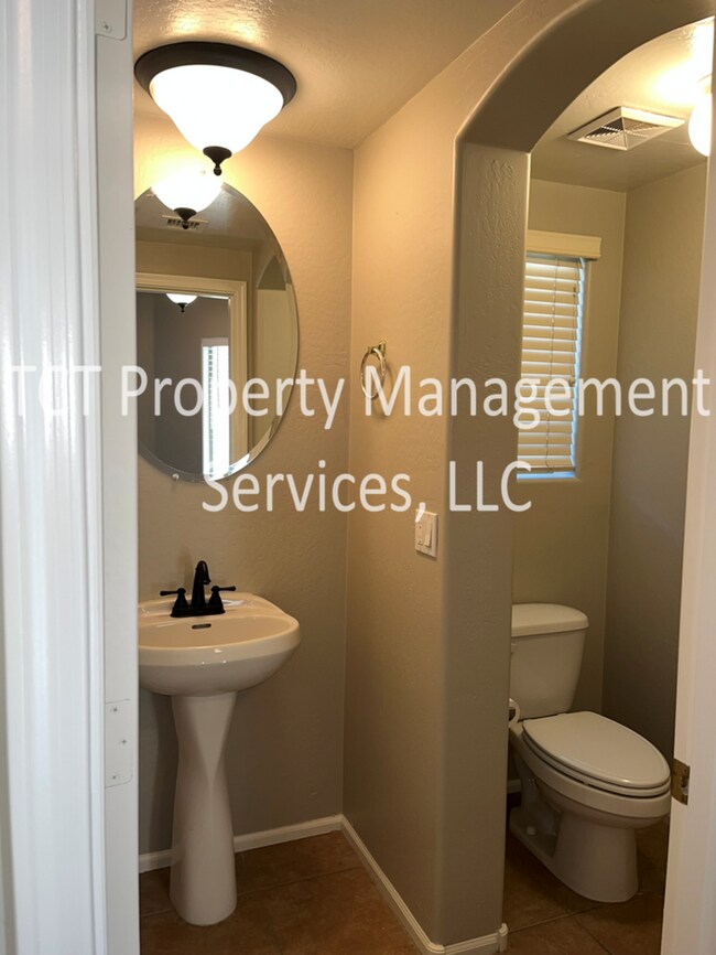 Building Photo - Large Home in Pecan Creek South