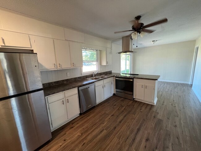 Building Photo - 3751 Robinson Dr