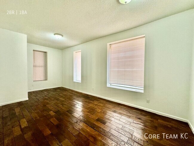 Building Photo - 404 W 17 St